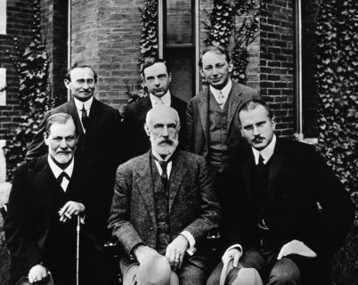 1909 , GREAT BRITAIN : The german Doctor Professor CARL Gustav JUNG ( 1875 - 1961 ) at Clark University , first from right side . The others from the left : SIGMUND FREUD ( 1856 - 1939 ), STANLEY HALL...