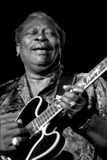 BB King plays the blues.