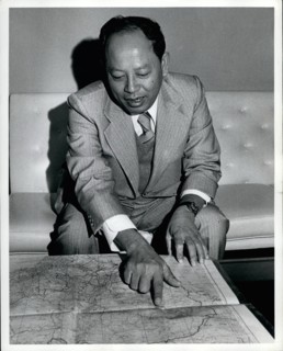 Sep. 09, 1979 - Dep. Prime Minister of Kampuchea (Pol Pot), Ieng Sary points to a map of Cambodia in the Indonesian Lounge of the UN