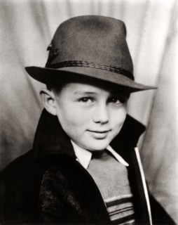 1941 ca , Santa Monica , California : The future movie legend superstar JAMES DEAN ( 1931 - 1955 ), aged 10 . - CINEMA - portrait - attore - ritratto