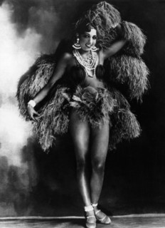 1925 ca : The celebrated singer and dancer of parisian Jazz Age the american JOSEPHINE BAKER ( Saint Louis USA 1906 - Paris , France 1975 ), photo by