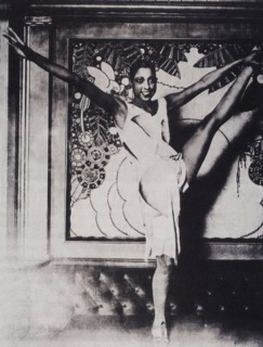 1925  ca. , Paris , France  : The celebrated american black singer and dancer JOSEPHINE BAKER ( 1906 - 1975 ) -  musical - ballerina - cantante - di colore  - teatro - theatre - exotic - Parigi - Foli...