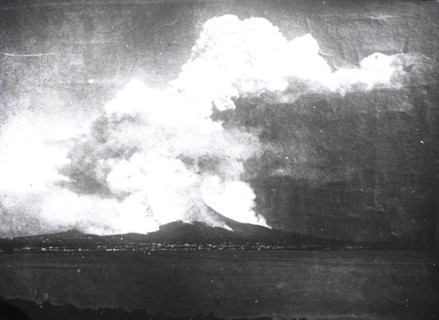 Eruption de la Montagne Pelée (1902), vue de la mer.