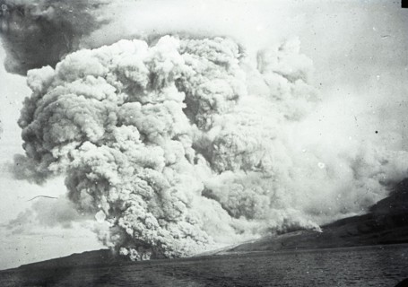 Eruption de la Montagne Pelée (1902).
