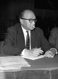 Dec. 21, 1976 - Guverture Du Congres SFIO A ISSY-Les-Moulineaux - Le Congress Socialiste Vient Be S'Ouvrir Ce Matin A Issy-Les-Moulineaux - NPM/Un Gros Plan De M. Guy Mollet Dans La Tribune, Assistant...