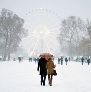 couple in Paris during a snow day