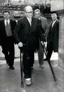M. 21st Dec, 1979. Guy Mollet A Assiste Aujourd hut avec Des Bequilles, Au Conseil National De La SFIO A Puteaux, Hier, Alors Qu Il Se Dirigeait Vers Son Domicile, Le Depute-Marie D'Arras a glisse sur...