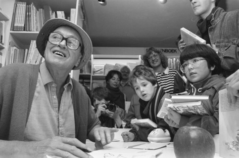 Roald Dahl signs books at the Children's Bookstore in Amsterdam, October 12, 1988, BOOKS, autographs, children, writers, The Netherlands, 20th century press agency photo, news to remember, documentary...