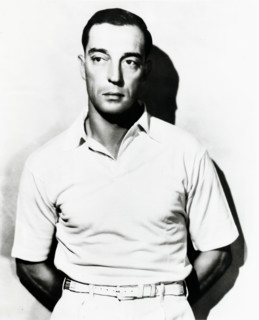 Der US-amerikanische Schauspieler Buster Keaton (1895 - 1966), lässig, ca. Ende der 1920er Jahre.