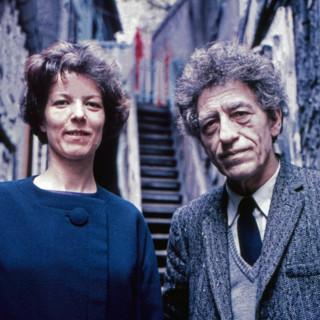 Alberto Giacometti, Schweizer Bildhauer, Maler und Grafiker, und Annette Arm, in seinem Atelier in Paris, Frankreich 1962. Swiss sculptor, painter and graphic artist Alberto Giacometti with Annette Ar...