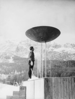 . Italiano: Guido Caroli accende il braciere olimpico di Cortina 1956. 26 January 1956. Unknown 38 Guido Caroli accende il braciere olimpico di Cortina 1956