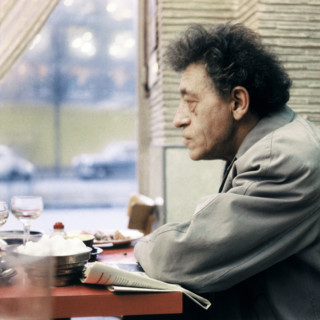 Alberto Giacometti, Schweizer Bildhauer, Maler und Grafiker, in seinem Atelier in Paris, Frankreich 1962. Swiss sculptor, painter and graphic artist Alberto Giacometti at his studio in Paris, France 1...