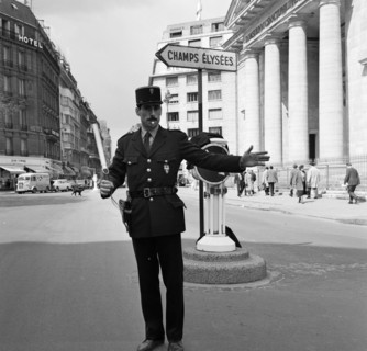Pariser Bilder [The street life of Paris] Description: Agent regulates traffic in the Rue du Faubourg-Saint-Honoré in front of the church of St. Philippe du Roule near the Champs Elysees Date: 1965 Lo...