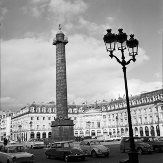 Pariser Bilder [The street life of Paris] Description: Column Vendôme, the Triumphal Column at the Place Vendôme Date: 1965 Location: France, Paris Keywords: cars, buildings, memorials, street statues...