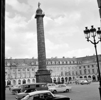 Pariser Bilder [The street life of Paris] Description: Column Vendôme, the Triumphal Column at the Place Vendôme Date: 1965 Location: France, Paris Keywords: cars, buildings, memorials, street statues...