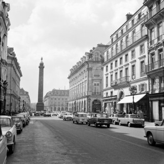 Pariser Bilder [The street life of Paris] Description: The Column Vendôme, the Triumphal Column on the Place Vendôme, seen from Rue de la Paix Date: 1965 Location: France, Paris Keywords: cars, buildi...