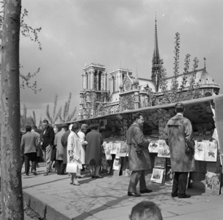 Pariser Bilder [The street life of Paris]  Passengers along the bookstalls on the Seine quay, with the Notre-Dame Annotation in the background: The booksellers with a stall along the Seine are called ...