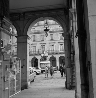 Pariser Bilder [The street life of Paris]  Place des Pyramides seen from the Rue de Rivoli, with in the background Hôtel Regina and the statue of Joan of Arc Date: 1965 Location: France, Paris Keyword...