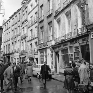 Pariser Bilder [The street life of Paris]  Rue des Rosiers, in the center of the Jewish district Le Marais Date: 1965 Location: France, Paris Keywords: street images, shops