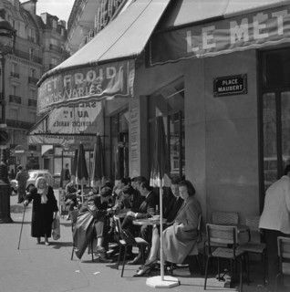 Pariser Bilder [The street life of Paris]  Terrace of Café le Métro at the Place Maubert Date: 1965 Location: France, Paris Keywords: cafes, street sculptures, terraces