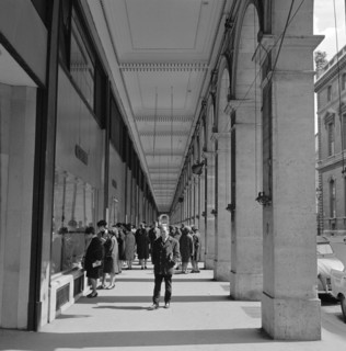 Pariser Bilder [The street life of Paris]  Shopping Gallery at Rue de Rivoli Date: 1965 Location: France, Paris Keywords: shop windows, street sculptures, shops
