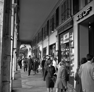 Pariser Bilder [The street life of Paris]  Shopping audience at Rue de Rivoli Date: 1965 Location: France, Paris Keywords: shop windows, street sculptures, shops