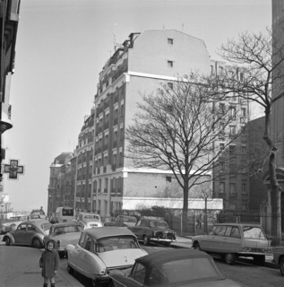 Pariser Bilder [The street life of Paris]  Parked cars on the street Date: 1965 Location: France, Paris Keywords: cars, street images
