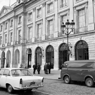 Pariser Bilder [The street life of Paris]  Men talking in front of the entrance of Hôtel Ritz at the Place Vendôme Date: 1965 Location: France, Paris Keywords: buildings, hotels, street sculptures