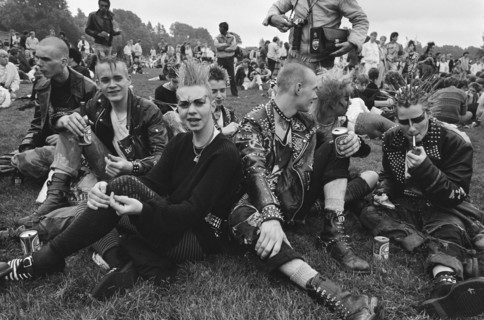 Parkpop 1981  Parkpop intriguing Zuiderpark in The Hague; group of punks in the South Park Date: June 30, 1985 Keywords: pop festivals, punks Person Name: Parkpop, Zuiderpark