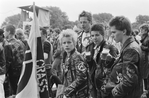 Parkpop 1981  Punks in the Zuiderpark in The Hague during Parkpop Date: July 5, 1981 Location: The Hague, South Holland Keywords: festivals, punks Person Name: South Park