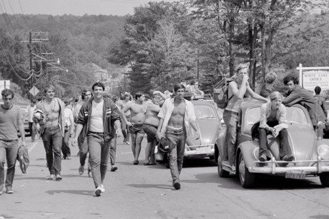 1960s AUGUST 1969 TEENS WALKING AND ON VW BEETLES CARS ON THEIR WAY TO WOODSTOCK FESTIVAL BETHEL NEW YORK STATE USA - j12742 HAR001 HARS PERSONS INSPIRATION FESTIVAL MALES TEENAGE BOY WAY ENTERTAINMEN...