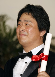 South Korean director Park Chan-Wook poses with the Jury Prize award he received for the film 'Bak-Jwi', at a photo call following the awards ceremony, during the 62nd International film festival in C...
