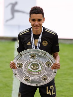 Jamal Musiala FC Bayern MŸnchen   mit Meisterschale  FC Bayern Muenchen - FC Augsburg  Alllianz  Arena  22.5.2021  34. Spieltag Fussball Bundesliga Saison  2020 / 2021      © diebilderwelt / Alamy Sto...