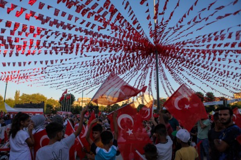 Gaziantep, Turkey. 1st Jan, 2000. Gaziantep, Turkey. 15 July 2022. Turkish citizens gather in the Democracy Square of the Turkish city of Gaziantep raising the national flag and listening from a scree...