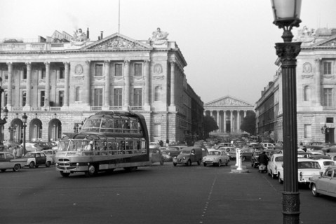 Ein Panoramabus an der Place de la Concorde, links das Hotel de Crillon, rechts das Hotel de la Marine, im Hintergrund die Madeleine, eine Pfarrkirche im klassizistischen Stil, Paris 1962. A panoramic...