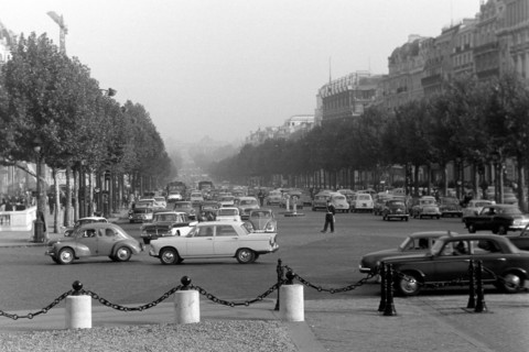 Der Straßenverkehr am Arc de Triomphe, Blickrichtung Champs-Elysées, Paris 1962. The traffic at the Arc de Triomphe, view down the Champs-Elysées, Paris 1962.