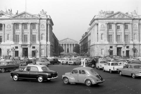Der Straßenverkehr an der Place de la Concorde, links das Hotel de Crillon, rechts das Hotel de La Marine, in der Mitte die Madeleine, eine Pfarrkirche im klassizistischen Stil, Paris 1962. The street...