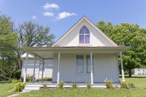 The American Gothic House was featured in the Grant Wood painting American Gothic. The house is in Eldon, Iowa, USA.