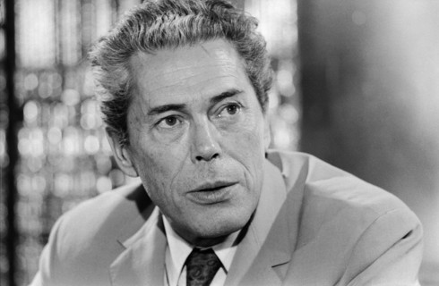 Porträt des französischen Molekularbiologen Jacques Monod im Anzug mit Krawatte. Die Aufnahme aus den frühen 1970er-Jahren zeigt den Nobelpreisträger mit aufmerksamem Blick.