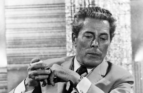 Jacques Monod, französischer Biochemiker und Nobelpreisträger, im Halbprofil mit ernster Miene und Zigarette in der Hand. Die Aufnahme entstand in den frühen 1970er-Jahren