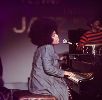 Roberta Flack playing her music at the 1973 Montreux Jazz festival