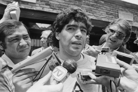 1986 World Cup Finals in Mexico. Argentina footballer Diego Maradona speaks to the press during a training session. June 1986.