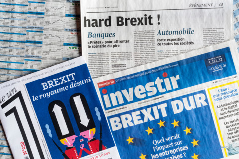 French newspaper articles about the UK leaving the EU and the dangers of hard Brexit.