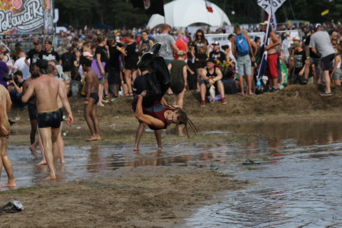 Kostrzyn, Polen, 1 August 2019, Young people in the mud.25. Pol'and'Rock Festival is the biggest non-commercial festival in Europe. This year the festival will take place on 1-3 August in the town of ...