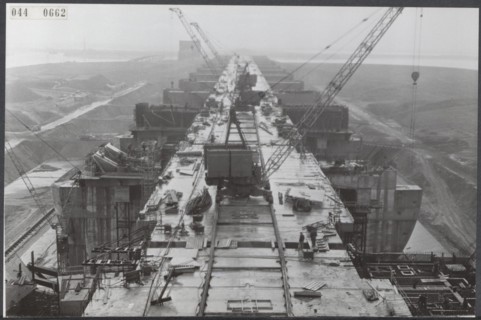 Haringvliet Description: The construction of the spice lice, which form part of the closure of the Haringvliet, one of the parts of the Delta plan, is in advanced stages. In the concrete dams are plac...