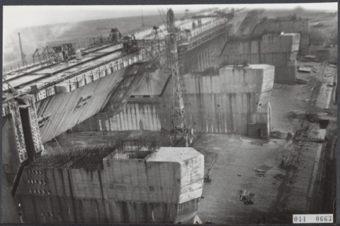 Haringvliet Description: The construction of the spice lice, which form part of the closure of the Haringvliet, one of the parts of the Delta plan, is in advanced stages. In the concrete dams are plac...