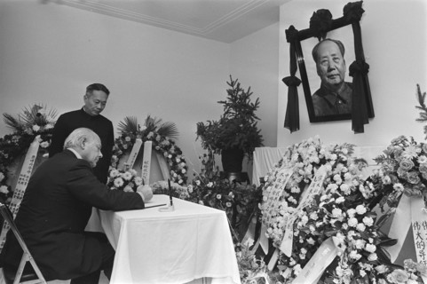 Den Uyl signs condolance register (in connection with death Mao) in Chinese embassy, left Ambassador Chen Hsin jen Date: September 14, 1976 Keywords: Condoleanceregisters, embassies Personal name: Mao...