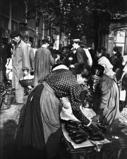 HALLS Les Halles. Photographie de Paul Géniaux (1873-1914). Paris, musée Carnavalet.