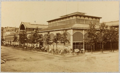 Exterior view of Les Halles, 1st arrondissement, Paris Vue extérieure des Halles. Paris (Ier arr.). Photographie anonyme. Tirage sur papier albuminé. Paris, musée Carnavalet. Paris, musée Carnavalet.