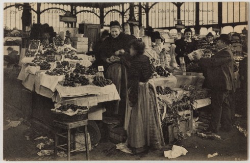 MARKET PARIS - CENTRAL HALLS - RETAIL FRUIT AND FUTURES (RUE BALTARD) N.D. Photo. Marché de Paris - Halles Centrales - Vente au détail des fruits et primeurs (rue Baltard), Paris (Ier arr.). Phototypi...